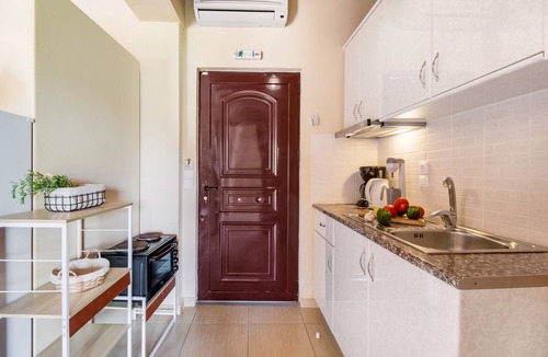 Evgiros Apartment | Apartment 'Iole' with Sea View, Wi-Fi and Air Conditioning