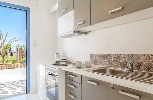Agios Sostis Apartment | Apartment 'Lefkopetra' with Shared Terrace, Wi-Fi and Air Conditioning