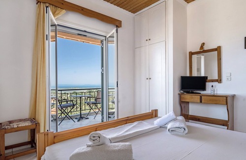 Agios Ioannis Apartment | Apartment "Lefkothea 4" with Sea View, Balcony & Wi-Fi