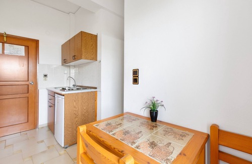 Agia Marina Apartment | Apartment 'Popi 3 Adults' with Sea View, Wi-Fi and Air Conditioning