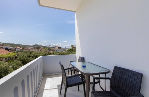 Agia Marina Apartment | Apartment 'Popi 4 Adults' with Mountain View, Wi-Fi and Air Conditioning