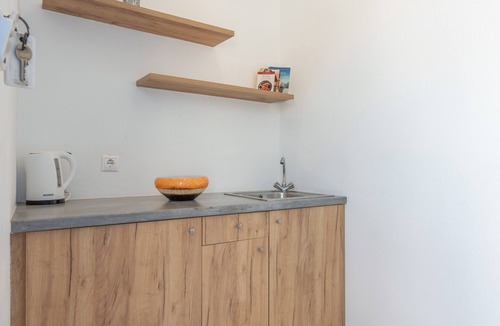 Agios Georgios Apartment | Apartment 'Studio in A Family Hotel' with Wi-Fi and Air Conditioning