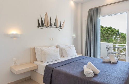 Agios Georgios Apartment | Apartment 'Studio in A Family Hotel' with Wi-Fi and Air Conditioning