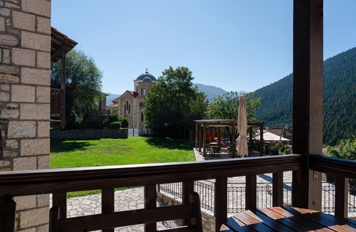 Potamia Apartment | Apartment 'Triple Room with View-Dafni' with Mountain View, Private Terrace and Wi-Fi