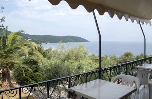 Apraos Bed & Breakfast | Apraos Bay Hotel In Kalamaki Beach, 100m from the lovely sandy beach