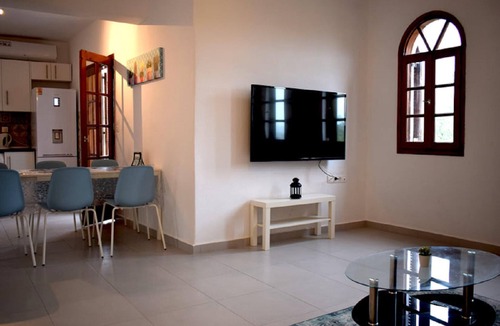 Agios Nikolaos Apartment | Apt - Sleeps 5 - Pets Ok - Balcony - Parking