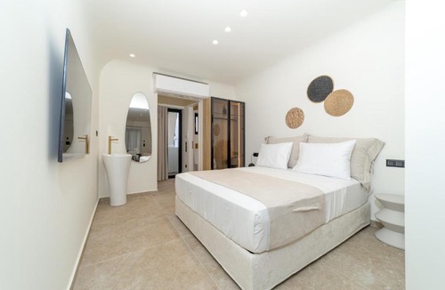 Petroupoli Apartment | Astra Suite Private Cave Shower Experience