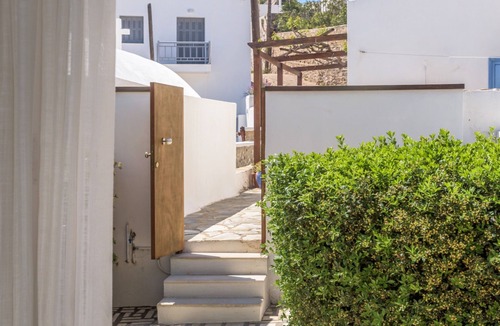 Plaka House | At The Side Of The Castle