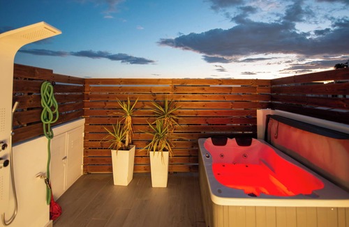 Kinosargous Apartment | Athens - Acropolis Top Floor Mini Studio - Cityscape View & Hot tub