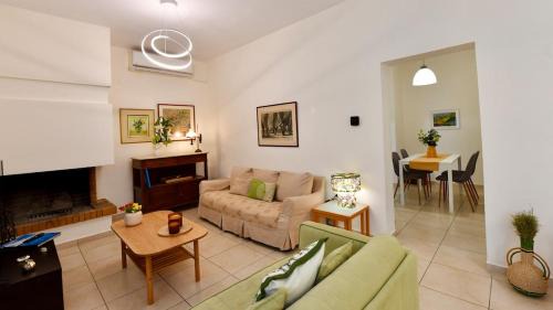 Dafni Apartment | Athens Garden Retreat - Walk to Metro by ΜΡS