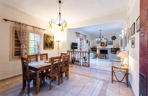 Avia House | Avia's Seaside Hideaway with Lush Garden