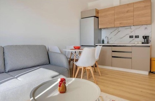 Tirana Apartment | Barrikada-E – Central Tirana Apartments with Balcony & Netflix