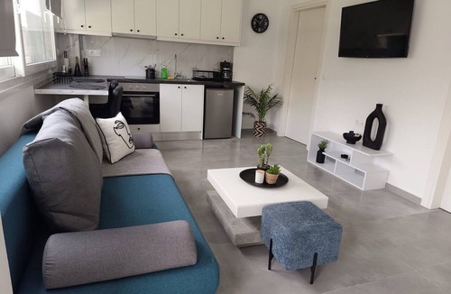 Monopari Apartment | Basil Leaf - Minimal View Retreat
