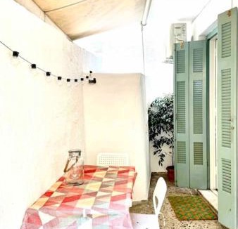Ampelokipoi Apartment | Bauhaus Studio-semi basement studio