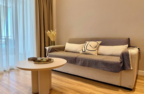 Sarande Apartment | Beachfront apartment with AC and free parking in sunny Saranda