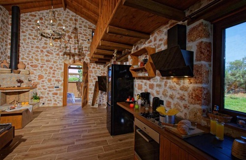 Malia House | Beachfront Villa with Jacuzzi for 4