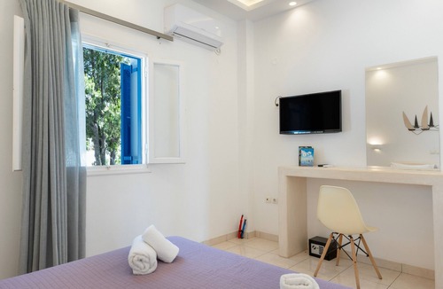 Agios Georgios Bed & Breakfast | Bed and Breakfast 'Apartment Sea View- Sleeps 3' with Wi-Fi and Air Conditioning