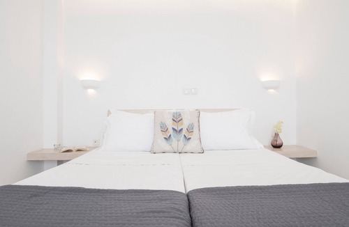Agios Georgios Bed & Breakfast | Bed and Breakfast 'Deluxe Apartment Split Level Hot Tub - Sleeps 5'