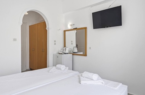 Kavos Bed & Breakfast | Bed and Breakfast 'The Kavos Sandy Inn-Double Room' with Shared Pool, Wi-Fi and Air Conditioning