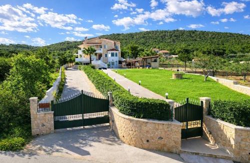 Kontos Villa | Bella Villa with Private Pool & Sea View Ideal for Groups