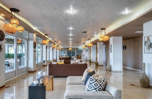 Kato Diminio Hotel | Black And White Resort