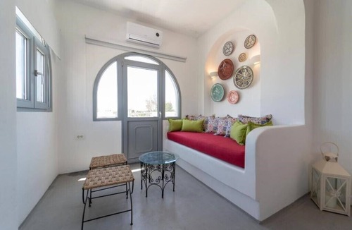Perivolos Hotel | Black Coast Hotel