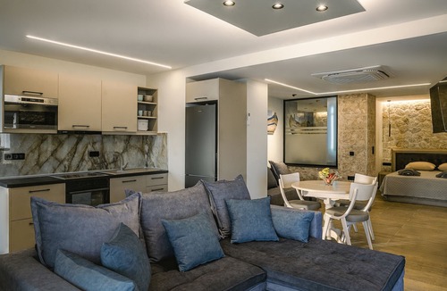 Agios Gordios Apartment | Black Rocks Luxury Seafront Beach Suite