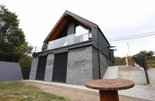 Hoçë e Qytetit Villa | Black Villa Chalet