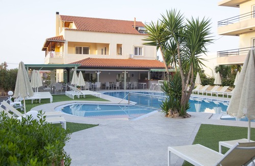 Agia Marina Hotel | Blue Sky Hotel Superior Apartment with garden view & pool