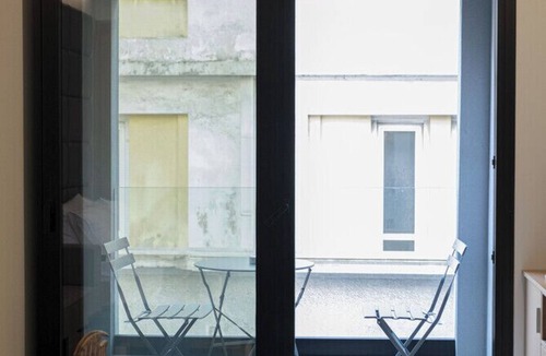 Piraeus Apartment | Bright Piraeus Stay Near Dimotiko Theatro Metro