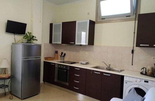 Aegina Town Apartment | By the beach studio by Frangki