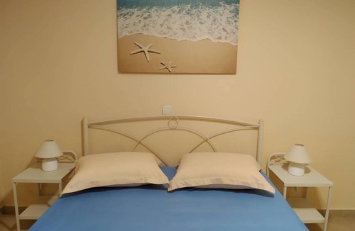 Aegina Town Apartment | By the beach studio by Frangki