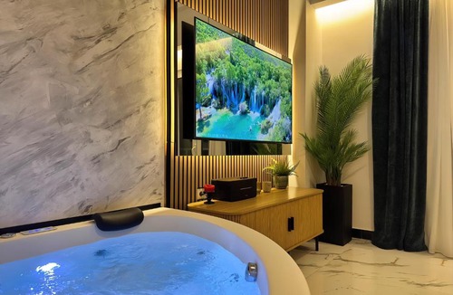 Larissa Apartment | Carpos Luxury Collection - Suite with Jacuzzi and Ancient Theatre View