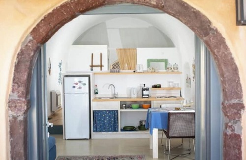 Kamari Apartment | Casa Itaca Luxury Winery Cave Apartment with Private Jacuzzi & Sea View - Oia