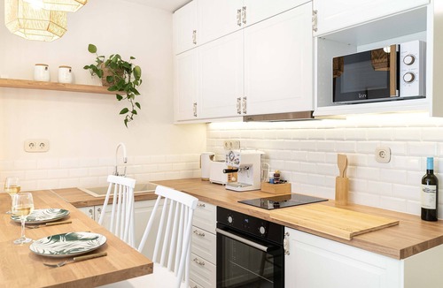 Omonia Apartment | Central Modern Studio, 1 min to Metro, 10 min to Acropolis + Discounts available