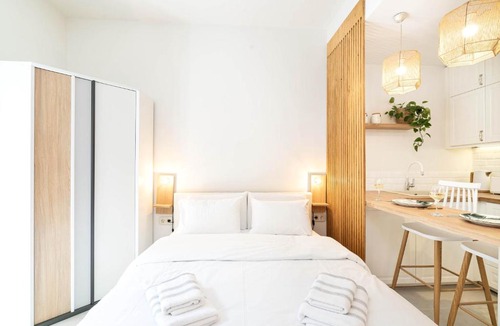 Metaxourgio Apartment | Central Modern Studio with balcony,1 min to Metro,10 min to Acropolis