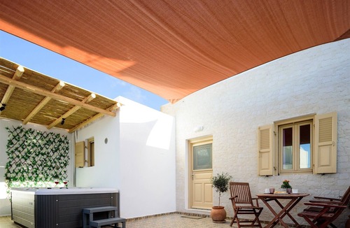 Tholos House | Charming House in the Heart of Oia, Private Jacuzzi, Spacious Yard and Kitchen
