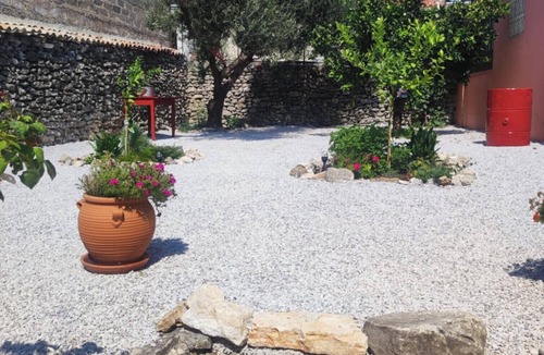 Mitilinii Apartment | Charming renovated apartment with kitchen and garden in lovely ΜΥΤΗΛΙΝΙΟΙ withAC