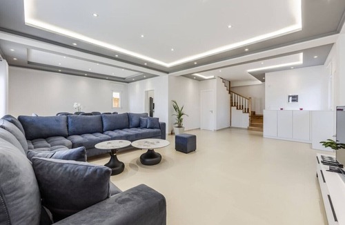 Shkoder Villa | Charming Townhouse | Shkodër Central Stay by PikHost