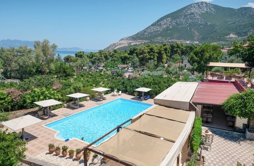 Melissopetra Apartment | Classic Double Room at Hotel Aristotelis with Sea View and Balcony