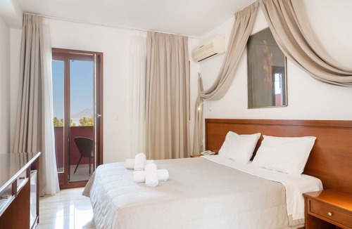 Melissopetra Apartment | Classic Double Room at Hotel Aristotelis with Sea View and Balcony