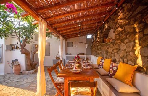 Ornos House | Cosy Bohème retreat with sea views