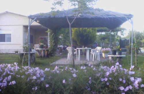 Kalyves Polygyrou House | Country House Kalyves, 2 bedrooms, sleeps 6, 700sqmgarden, 180m from beach