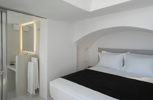 Imerovigli Hotel | Couples’ Retreat: Hot Tub Suite with Heated Pool, Orana Residence