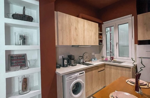 Piraeus Cottage | Cozy apartment for a Duo next to Metro and Port.