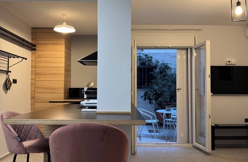 Plaka Apartment | Cozy Apartment with Acropolis View Rooftop Access