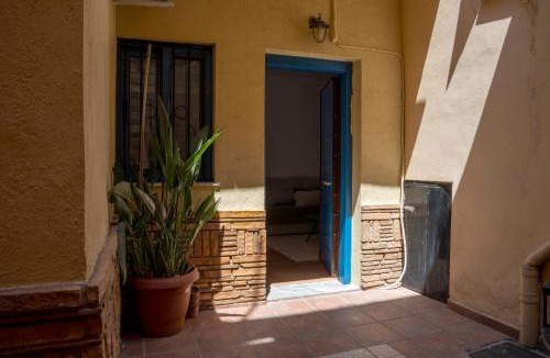 Filopappou Apartment | Cozy Hideaway: Serenity, Charm & Athenian Delights
