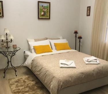 Irakleio Apartment | Cozy house with backyard at Iraklio Attikis