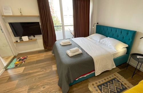 Tirana Apartment | Cozy studio with WiFi and AC in nice Tiranë