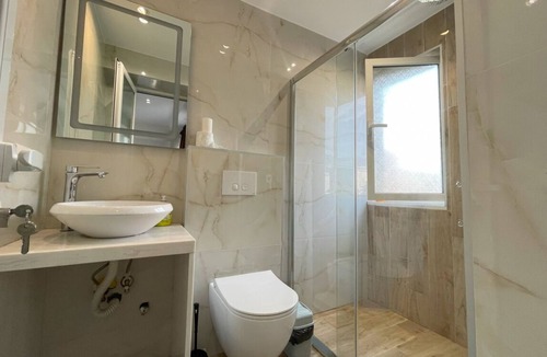 Tirana Apartment | Cozy studio with WiFi and AC in nice Tiranë
